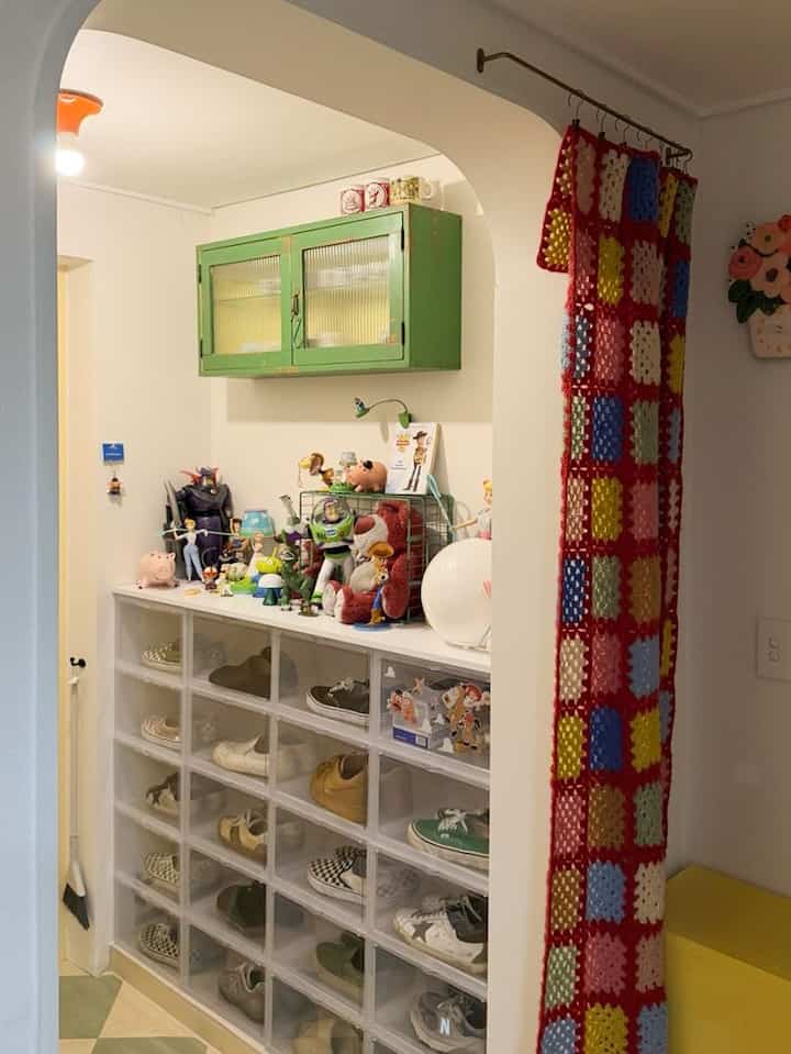 家に入る瞬間から気分良くなる空間を作りたかったです。

先週末、春・夏の靴を取り出して玄関を新たに整理して
私が自分で作ったものと好きな小道具で一つずつ満たしてみましたがどうでしょうか？

玄関口の横のキーリングまでポイントのように気に入って、
毎日出て来る時間がもっと楽しくなりました✨

#玄関#玄関タイル

