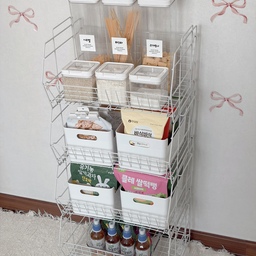 식재료 정리를 하나 둘씩 하다보니 보기 편하게 한 곳에 모아서 두고 싶더라구요ㅎㅎ
전체적으로 화이트톤으로 통일해봤는데, 확실히 색감을 맞추니까 훨씬 깔끔하고 정돈된 느낌이 나더라구요🤍
주방 분위기도 한층 밝아진 것 같아서 괜히 기분도 좋아졌어요.