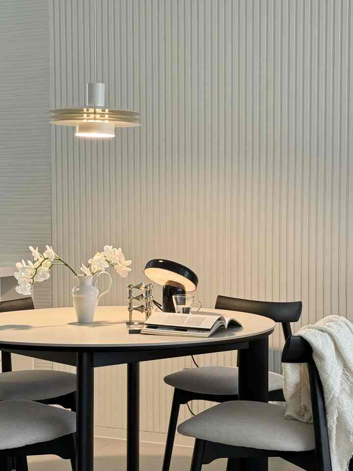 #コンスープ記録集 #インテリアノウハウ

IKEA BLOOMFLACTが国内に発売されたというニュースを聞くとすぐ
すぐに走ってサオンブルートゥーススピーカーライトです。

ブラックとベージュの両方がとてもきれいで、購入直前までとても悩んでいました。
最初からブラックを考えて行ったのでブラックに連れてきました。
ベージュの実物がきれいだったんですよ🤍

スピーカーの音質は少しエルピーを聞く感じです。
掃除するときや作業するときに音楽を入れておくのが好きだから 

使い方も簡単なのでよく使うと思います！ 
デザイン+ムード+金額までとったアイテムだからおすすめですよ🖤

＃イケア＃ブロムフラクト＃キッチンインテリア＃照明インテリア＃ムードランプ＃スピーカー＃ブルートゥーススピーカー＃キッチンテーブル＃サークルテーブル＃ブラック照明＃ブラックホワイトインテリア＃キッチン装飾＃セラミックダイニングテーブル＃サム＆デコダイニングテーブル＃新品家具＃ブラック＃ドムーア＃陶器＃ダイニングテーブルチェア＃4引用ダイニングテーブル