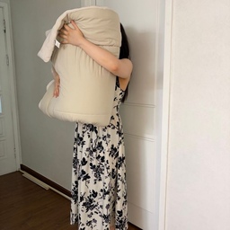 다들 연휴 잘 보내셨나요💕💕
저는 이번 연휴에 미루고 미루던 집안일 하나를 드디어 해치웠어요… 바로 겨울 이불 정리요!
겨울 내내 우리 가족 따뜻하게 지켜주던 두툼한 이불인데, 포근한 만큼 부피가 어마어마해서 계속 “다음에 하지 뭐…” 하면서 미뤄두고 있었거든요😂 아기랑 지내다 보니 하루가 어떻게 가는지도 모르겠고, 빨래 한 번 하려면 타이밍 맞추는 것도 일이더라고요ㅠㅠ