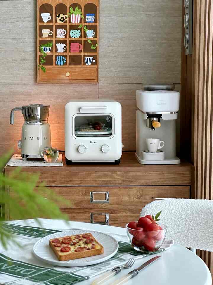 パンでピザトーストを作りました。
サイズがミニマルでホームカフェ用に本当にぴったりです🥪🥯

あまりスペースを取らずに
少量のデザートを簡単にするのが好き
最近私のデイリーアイテムになりました。
一緒に入っているレシピブックに書かれた
温度と時間ガイド通りに調理するのでちょうど程よく完成しましたよ🌱

＃エンユさん＃エンユシ電子＃エンユシートースター
＃ホームカフェ＃ホームカフェインテリア＃ブランチ＃ブランチを作る＃トースト
#コンスープ 