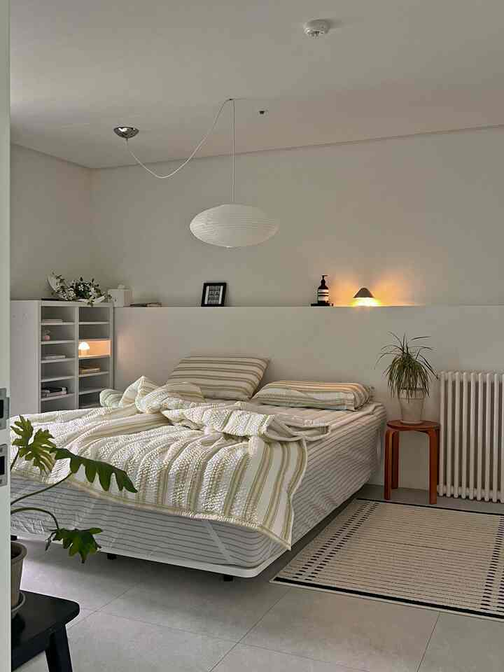 This is a review based on my personal experience using a product provided by #오늘의집에서.

refin / Non-sticky, comfortable seersucker bedding set

I've been seeing a lot of Today's Home layer products lately 😎💚

While I was looking around with interest,

I spotted a duvet with such refreshing colors

that is perfect for spring/summer, and guess what? I finally snagged it!

I chose the green stripe design that I'm obsessed with these days—what do you think?

Doesn't my home look even brighter and fresher? 😘

Made of seersucker material optimized for breathability so it doesn't cling to the skin,

in this weather that can feel a bit stuffy,

the bumpy texture actually helped me fall asleep better.

It felt like an air layer was being created between my skin and the duvet,

making it feel much cooler and lighter 💚

It has just the right thickness—not too thin, but not too hot and not too cold—so I'd say it fills that gap perfectly! First of all, the colors are so pretty that I think I'll be using it beautifully all spring long 💚

Taking advantage of the bumpy texture, the wrinkles that form after washing feel so natural,

so I was able to finish the shape neatly and beautifully without any extra effort.

Plus, it is light and thin, so it dried incredibly fast even when air-dried after washing!

This was my first time experiencing Today's House layer, and I hope to see it often in the future 😏👍

#Bedroom #침실인테리어

#TodaysHouseLayer #layer #오늘의집layer체험단 #시어서커침구 #여름이불 #시원한이불 #열대야 #layer_review_2605

#CornSoupRecordBook #현명한소비