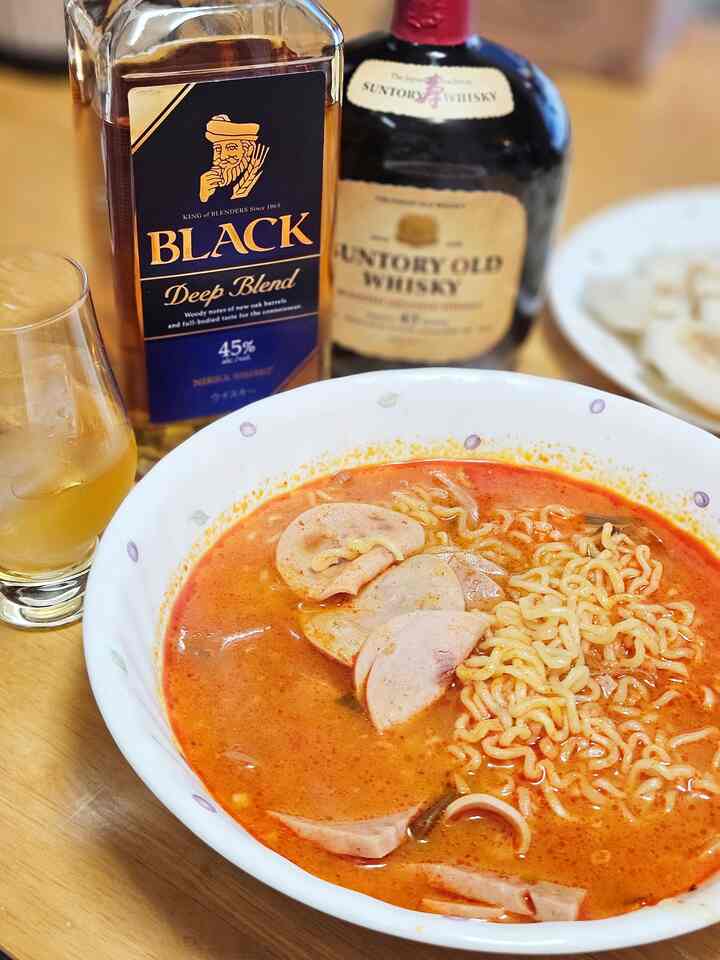  #찌개 

確かにニンニクパクパク入ったチゲ一板だからそう
普通の塩味がバッチリ！感じられるハム部隊チゲの味と違います。

砂骨国のように濃くてすごく訴えながらも美味しいですね。