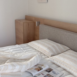 #오늘의집을 통해 제품을 제공받아 직접 사용한 후기입니다.
요즘 날씨가 점점 더워지면서 제일 먼저 바꾼 게 바로 침구세트였어요.
평소 남편이 진짜 더위를 많이 타는 편이라 
5월 중순만 되어도 덥다고 잠을 설치는 날이 많았거든요.
그래서 이번엔 통풍도 잘되고 끈적임 없는 소재로 알아보다가
더 더워지기 전에 시어서커 침구세트로 바꿔줬는데,
생각보다 시원해서 조금 더 일찍 바꿔줄걸 그랬나 싶더라고요 ㅎㅎ
베이지스트라이프 패턴으로 신혼집 침실 분위기도 깔끔해보이고,
여름 특유의 시원한 느낌은 살리면서도 은은한 컬러감 덕분에 딱 아늑한 무드🤍
구성도 베개커버, 패드, 이불까지 세트라 한 번에 바꿀 수 있어 더 좋았어요.
사실 저는 더위를 많이 타는 편은 아니라, 시어서커 침구류는 처음 사용해봤는데
소재가 가볍고 얇아서 몸에 달라붙지도 않는게 진짜 쾌적하더라고요.
게다가 가볍고 얇은데 또 너무 흐물거리지 않은 두께감으로
더운 밤에도 부담 없이 덮기 좋았어요.
그리고 여름 침구는 세탁도 자주 하게 되잖아요?
이건 자주 빨아도 금방 마르는 소재라서 관리도 편했어요.
끈적임 없이 산뜻하고 가벼운 느낌이라
올 여름은 열대야 걱정 없이 더 쾌적하게 보낼 수 있을 것 같아요❣️
#오늘의집레이어 #layer #오늘의집layer체험단 #시어서커침구 #여름이불 #시원한이불 #열대야 #layer_review_2605
#콘수프기록집 #현명한소비 #침실인테리어 #우드인테리어 #침실꾸미기 #침실스타일링
#침실인테리어소품 #이불세트 #이불추천 #이불패드 #이불교체 #이불빨래 