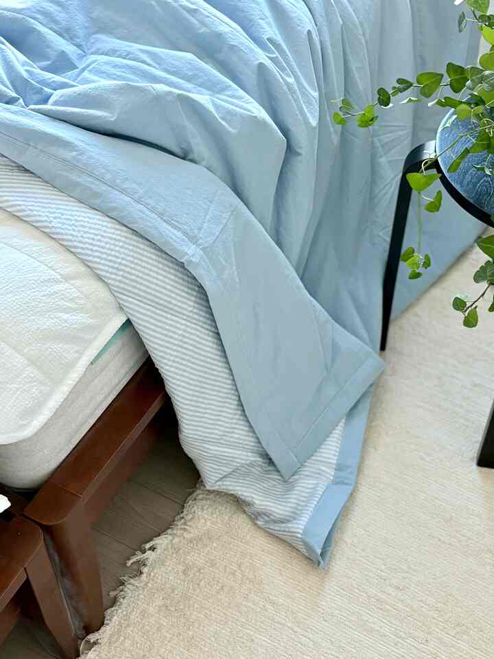 ＃今日の家を通じて製品を提供され、直接使用した後期です。

夏には寝てみると暑くて後悔になるじゃないですか。それで、夏の布団を選ぶときに一番見るのが「体にくっつかないのか」です。どんなにきれいにも寝て体に汲み上げると結局使わないようになりますが、横になったときに生地がさっぱりして、そんな苦しい感じが少なくなりました。エアコン弱く間違ったりサーキュレーターを回すことになるので肌に触れる感じも涼しいですよ。

生地がほんのりバスラックなスタイルなのにそれがまた気持ちいいですよ。あまりにもぼやけた夏の布団の感じではなく、ベッドを整理しておくと、はるかにきれいに見えます。朝起きて大体広げておくだけでも寝室の雰囲気が整えられて見える感じ？こういうポイントが密かに重要だったんです。

そして、環境にやさしいポラフィル抽出生地で考えよりもふわふわです。夏の布団だととても薄くて一気に感じるのは曖昧に寒い時あるじゃないですか。でもこれは中に入った綿のせいか体巻き感が快適でした。  保温性を保ちながら適度にふわっとしたくらいでちょうどいいですね。

肌触りもかなり柔らかいです。肌の敏感なので寝具を間違って使うと大丈夫です。

実際、夏の寝具はデザインだけを見て買ったが、1、2回書き込んでおくことが多かったのですが、これは毎日毎日よく使うと思います。横になったときは涼しく、ベッドの雰囲気も落ち着いて見えてとても満足しています。

私たちは洗濯することを大切にします。洗濯後、ドライヤーを回さなくても放置しておけば、すぐに乾かして夏に使用するのに本当に楽だと思います。 

🏷️refine _もっとふわふわの60スープスーペリアホテル寝具セット、夏の冷感（デュラロン）

＃今日の家のレイヤー＃layer＃今日の家のlayer体験団＃60布団＃夏の布団＃寝具セット＃布団セット＃layer_review_2605＃寝具おすすめ＃夏の寝具を交換しました 