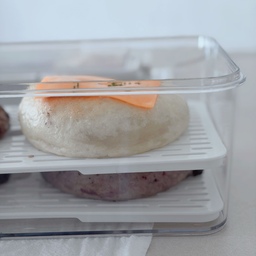 갓 구운 빵은 정말 맛있지만 시간이 조금만 지나도 눅눅해지고 금방 맛이 변하는 게 늘 아쉬웠어요🥲
집안일하다 보면 바로바로 다 먹기가 쉽지 않더라고요... 그래서 어떻게 보관하면 좋을까 고민하다가 평소 야채 보관용으로 쓰던 반찬통에 담아봤는데 생각보다 너무 만족스러워서 기록 남겨봐요 :)