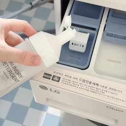 아이 키우다 보면 하루에도 몇 번씩 손빨래할 일이 생기잖아요
아기 옷이나 턱받이, 양말 같은 건 바로바로 빨아야 해서 욕실에서 간단하게 손빨래하는 일이 많은데요. 그럴 때마다 무거운 대용량 세제를 들고 왔다 갔다 하는 게 은근 번거롭더라구요💦
그래서 요즘은 미니 세제통에 세제를 소분해서 사용하고 있어요 :)
한 손에 쏙 들어오는 작은 사이즈라 가볍고, 세탁실이랑 욕실 여기저기에 하나씩 두고 필요할 때 바로 사용할 수 있어서 정말 편해요🤍