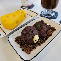 📍강릉그림카페
강원 강릉시 사임당로 133 2층
만화 속에 들어온 듯한 감성 가득한 카페☕
아이들이 좋아할 만한 귀여운 디저트도 많고
사진 찍기에도 정말 좋았어요📸
주차도 가능해서 편하게 방문했고,
색다른 분위기의 강릉 카페 찾는다면 추천해요😊
#이색카페 #강릉카페 #강릉여행 #디저트천국 #디저트접시 #카페추천 #카페인테리어 #아이랑여행 #강원도여행 