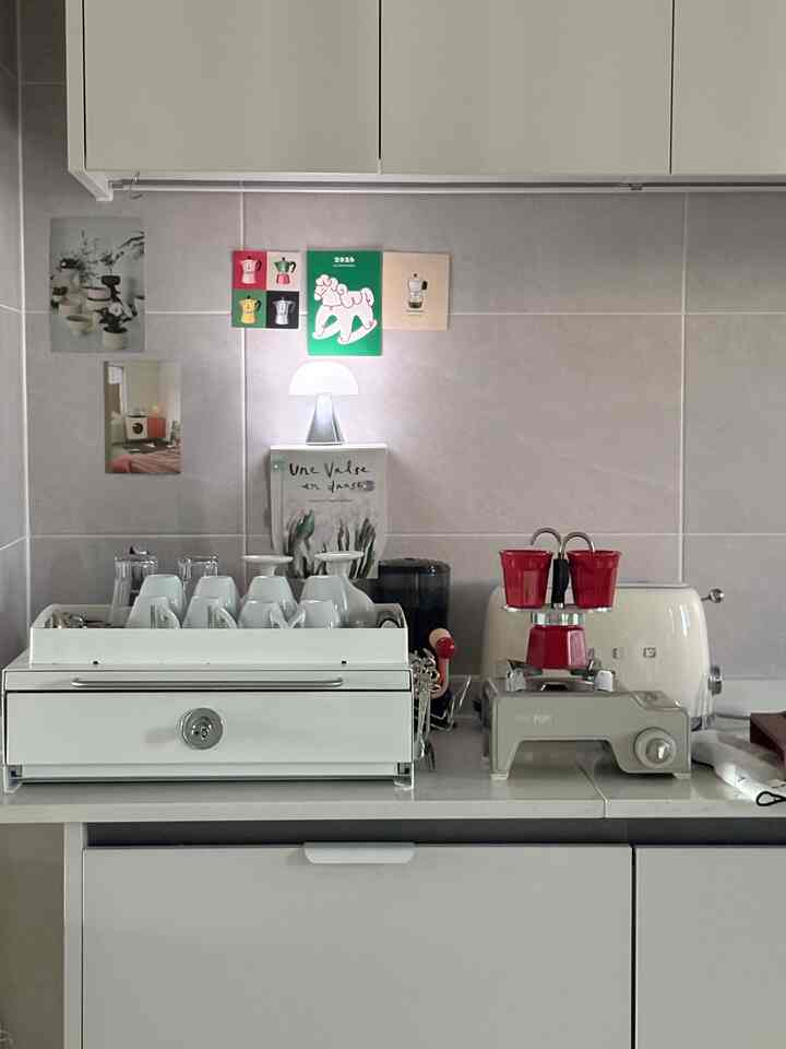 一日中コーヒーを飲む
午後が終わり、最終的にミニエクスプレスを取り出しました☕️

久しぶりにガスバーナーに上げる
小さな赤いカップにゆっくりコーヒーがいっぱいになる様子も愚かで見つめます。 

カフェの代わりに自宅で過ごす遅い午後、
今日はそれで十分な一日です。 ❤️

＃コンスープ記録集＃かわいいテム最高屋＃ホームカフェゾーン 
