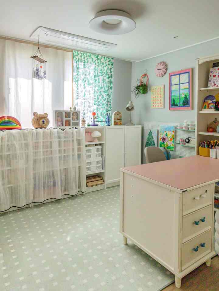 色でいっぱいの子供部屋 
なんだかさかのぼった既存の家具配置、 
ずっと曇った目で、ついに移動しました！

家具はとても重いです...
（特にデスクです....ㅎㄷㄷ!!!）

重さもかなりですが、 
ちょうど欲しい感じの配置が出てこない
少しずつ移動しながら手を伸ばす 
ウエストポッカク 
手が少ない…せっかく大変だった…

部屋に作り付けのシートがある状態 
ドアも開閉するスペースも考慮しながら、 
机の両側に座れるように 
余白を調整して配置しました😊
（写真には見えませんが、収納スツールも配置しました。）

[アイクラフトルームきれいなテム]

- メゾンルーム タイルパターンラグ
- ピンクデスクマット 
- ウォームグレーテールカーテン 
 - ビリー3段本棚 

＃コンスープ記録集＃かわいいテム最高屋＃3＃子供部屋 


