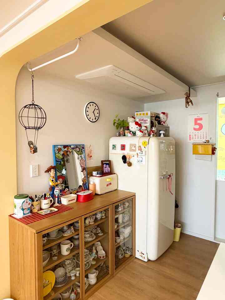 私たちの家のキッチンとリビングルームの間🏡

ヴィンテージ、ディズニー、キティ、ドラえもんなど..
私の好きなものはすべて集まっています:)

もう新しい小道具を購入していませんが、
配置だけ少し変えても新しいような気がします。

今回は自分で作ったポスターとフランスの刺繍も取り出して壁にかけてみました！


#キッチンインテリア 