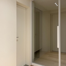 🚪✨🤍 ❝ 문을 열고 들어서는 순간 투명한 유리 중문과 매립 거울 오브제를 통해 내부 공용부까지 시각적 깊이감을 무한히 확장한 하이엔드 현관 레이아웃! 단정하고 포근한 크림 베이지 가벽을 바탕으로 삼고, 디딤석 경계선과 도어 문선을 두께감 없이 1:1로 플랫하게 면 정리하여 최고급 갤러리 쇼룸의 단정함을 구현한 웰컴 스팟 설계입니다. ❞
✔️ 시각적 개방감과 연결성을 극대화한 중문 스퀘어 레이아웃 (𝙒𝙀𝙇𝘾𝙊𝙈𝙀 𝙁𝙇𝙊𝙒)
현관 진입부의 컴팩트한 스퀘어 프레임이 주는 답답함을 해소하고 내부 거실 복도 라인과의 유기적인 시선 공유를 위해 슬림한 화이트 알루미늄 프레임의 대형 통유리 비대칭 중문을 구획했으며, 좌측 가벽면 전체에는 거실 복도의 단정한 그리드와 우드 마루 텍스처를 자연스럽게 투영하는 대형 거울 면을 배치하여 구조적인 개방감과 보행 동선의 안락함을 완성했습니다.
✔️ 가벽과 도어가 하나로 이어지는 무문선·매립형 선 정리 (𝙎𝙇𝙀𝙀𝙆 𝙅𝙊𝙄𝙉𝙏)
현관 디딤석 타일 마감선과 내부 우드 바닥재가 만나는 조인트 경계면에 투박한 재료분리대를 과감히 제외하고 정밀하게 단차를 맞춘 슬림 선 정리를 적용했으며, 복도 저편 프라이빗 룸의 진입 도어 역시 두꺼운 문틀 없이 벽체와 플랫하게 밀착되는 무문선 공법을 적용하여 단 1mm의 유격이나 단차도 허용하지 않는 무결점 표면 평활도를 구현했습니다.
✔️ 프리미엄 메테리얼의 질감 대비와 매립 광원 밸런스 (𝙂𝙇𝘼𝙎𝙎 & 𝙒𝙊𝙊𝘿)
빛 반사가 없는 매트한 크림 화이트 벽면과 투명한 유리, 그리고 내부 복도의 따스한 내추럴 우드 마루의 프리미엄 메테리얼 밸런스를 조화롭게 매치했으며, 안쪽 복도 천장 라인을 따라 일렬 분배 타공된 매립 다운라이트의 포근한 주백색 광원이 현관 유리면과 거울 오브제 위로 은은한 그라데이션 음영 실루엣을 떨어뜨려 공간 전체의 품격 있는 온기를 세련되게 완성해 줍니다.
#현관인테리어 #현관디자인 #현관리모델링 #아파트리모델링 #아파트인테리어 #공용부인테리어 #현관중문 #중문인테리어 #비대칭중문 #유리중문 #슬림중문 #화이트중문 #현관거울 #전신거울 #매립거울 #신발장제작 #가구월 #디딤석 #포세린타일 #마루시공 #무문선 #무몰딩 #면정리 #하남인테리어 #유쾌한녀석들