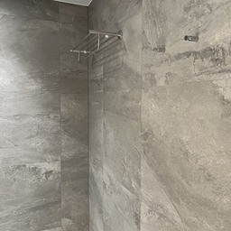 🛁✨🤍 ❝ 자연석 특유의 거칠고 웅장한 질감을 고스란히 담아낸 다크 그레이 스톤 포세린 타일 마감이 압도적인 욕실 포인트 뷰! 미니멀한 무광 니켈 악세사리 하드웨어와 정교한 정그리드 마감이 조화를 이루어, 문을 여는 순간 모던하고 중후한 고급 리조트 스파 고유의 힐링 무드를 완벽하게 선사하는 하남 새로운 현장의 바스룸 스팟 컷입니다. ❞
✔️ 자연의 무드를 담아낸 다크 스톤 포세린 타일 레이아웃 (𝘽𝘼𝙏𝙃𝙍𝙊𝙊𝙈 𝙁𝙇𝙊𝙦)
기성 욕실의 단조로움을 깨고 공간 전체에 깊이감 있는 무게감을 부여하기 위해, 리얼한 스톤 베인 패턴이 돋보이는 프리미엄 다크 그레이 포세린 타일을 전면에 매치했습니다. 벽면 코너부에는 와이드한 무광 니켈 2단 수건선반을 정밀하게 포지셔닝하고, 우측 벽면에는 미니멀한 디자인 로브 훅(옷걸이)을 레이어드하여 세련된 기능성을 더했습니다. 천장부에는 깔끔한 화이트 스퀘어 환풍기 하드웨어를 인입해 시각적 간섭을 최소화했습니다.
✔️ 시각적 분절감을 지워낸 칼같은 정그리드 선 정돈 (𝙎𝙇𝙀𝙀𝙆 𝙅𝙊𝙄𝙉𝙏)
보내주신 대형 타일 고유의 스케일감이 흐트러지지 않도록 가로세로 줄눈(메지)의 중심선을 단 1mm의 오차도 없이 일직선으로 정교하게 일치시키는 정그리드 공법을 적용했습니다. 타일 패널면이 직각으로 꺾이는 코너 조인트 접합부까지 자로 잰 듯 완벽한 평활도를 구현했으며, 평천장 라인과 타일 상단 엣지가 만나는 경계 영역 또한 투박한 마딩 몰딩 없이 초슬림 라인으로 정돈하여 극상의 마감 퀄리티를 완성했습니다.
✔️ 생생한 메테리얼 감도와 포근한 조도의 음영 밸런스 (𝙉𝙀𝙐𝙏𝙍𝘼𝙇 𝙎𝙃𝘼𝘿𝙊𝙒)
빛 반사를 세련되게 차단하여 묵직한 안정감을 주는 무광 스톤 타일 고유의 입체적인 텍스처와 은은한 헤어라인 질감이 감도는 무광 니켈 악세사리의 감각적인 메테리얼 조화를 구축했습니다. 상부에서 자연스럽게 떨어지는 은은한 광원이 거친 나뭇결 같으면서도 단단한 바위 같은 타일 표면의 베인선 위로 부드러운 그라데이션 음영 실루엣을 만들어내어, 다크 톤 공간 특유의 모던함과 아늑한 무드를 동시에 극대화합니다.
[𝗠𝗔𝗧𝗘𝗥𝗜𝗔𝗟 𝗦𝗢𝗨𝗥𝗖𝗘]
• 욕실 벽면 및 바닥 타일 사양: 프리미엄 수입 와이드 무광 포세린 타일 (다크 스톤 그레이/슬레이트 베인 시리즈)
• 하이엔드 바스룸 악세사리 하드웨어: 인테리어 맞춤형 고급 무광니켈 2단 수건선반 및 미니멀 로브 훅 세트
• 천장 빌트인 환풍기 사양: 힘펠(HIMPEL) 프리미엄 고풍량 저소음 환풍기 화이트 패키지
#욕실인테리어 #욕실디자인 #욕실리모델링 #화장실인테리어 #화장실리모델링 #아파트리모델링 #아파트인테리어 #공용부인테리어 #포세린타일 #대형타일 #그레이타일 #스톤타일 #호텔식욕실 #모던욕실 #욕실수건걸이 #수건선반 #무광니켈 #욕실걸이 #옷걸이훅 #힘펠환풍기 #천장마감 #마루타일 #매립조명 #무몰딩 #라인정리 #면정리 #줄눈매칭 #졸리컷 #하남인테리어 #유쾌한녀석들