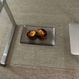 사실 저희 집은 요리를 주로 남편이 하고 있어서,
저는 아직 어떤 냄비가 좋고 어떤 조리도구가 좋은지 잘 모르겠어요. :)
그래서 이번에는 제가 실제로 사용하면서 만족하고 있는
주방 가전들과 소소한 주방 아이템들을 소개해보려고 합니다.
사진은 홍콩에서 사 온 베이크하우스 에그타르트인데,
에어프라이어에 살짝 데워 먹었더니
현지에서 먹던 맛이 그대로 느껴지더라고요.
이때 사용한 에어프라이어도
디자인과 기능 모두 만족하며 사용하고 있는 제품이라
이번 게시물에서 함께 소개해보려고 해요. 🖤
#ftc25기  #주방소품 #주방가전 