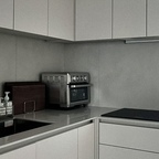 Kitchen;

주방은 집에서 가장 많은 제품들이 모여있는 공간이지만,
오히려 가장 단순하게 유지하고 싶은 공간입니다.

무언가를 계속 채워 넣기보다는
정말 자주 사용하는 것들만 남겨두고,
상판 위를 최대한 비워두려고 노력하고 있습니다.

그래서 자연스럽게 하나의 제품을 선택할 때도
디자인과 사용성을 함께 고려하게 됩니다.


