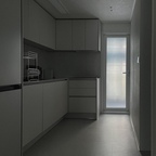 Kitchen;

주방은 집 안에서도 가장 많은 기능을 담고 있는 공간입니다.

요리를 하고, 정리를 하고, 물을 마시고,
하루를 시작하고 마무리하는 일들이 모두 이곳에서 이루어집니다.

그래서 주방은 무엇보다 편안해야 한다고 생각합니다.

전체적으로 무채색을 중심으로 구성하고,
시선이 분산되는 요소들을 최대한 줄였습니다.
