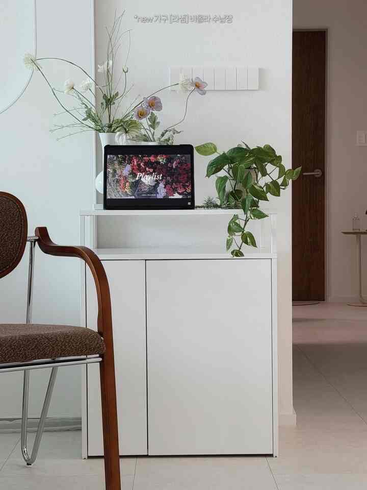 ＃製品提供ホワイトインテリアリビングルーム収納はこんな感じです。 （teat。ディアマン灰壁シリーズ）

💌[ラサム]ヴィオラリビングルーム収納セット1000（400+600）

神楽ゴンソファとサイドテーブルだけだった我が家の居間に新しい収納場が入ってきました。久しぶりに 𝙉𝙀𝙒 家具なのであちこち配置してみて時間を過ごしたら気分転換ちゃんとなりました👀✨さっきいい……。 🙈

リビングルームはできるだけミニマルに保ちたいのですが、思ったより日常によく使うものが多いんですよ。充電器、リモコン、ニンテンドー、読むだけの本まで..普段はあちこちに散らばっているものを写真撮るたびにジュサムジュ島隠されたんですけど(みんなそんなに生きてるんですよね🙈) 今は所定の位置ができてきれいに保てるようになりました。

ワームホワイトをベースにリモデリングされた家なので、家具を選ぶ時も色味に慎重な方でしたが..ヴィオラ収納場が私たちの家の壁紙や床、既存の家具ともきれいに合う暖かいホワイトトーンです！ （私たちの家の壁紙はディアマンの壁の白いですが、異質感はありません🙋🏻‍♀️）

そして、製品を注文するときにドアを開く方向を直接選択できるという点も良かったです。家ごとに家具の配置が違うので、こんなディテールはとても重要だったんです。

高さはちょうどウエストぐらいだからオブジェゾーン、ホームカフェゾン、子どもある家ではマンマゾーンとして使うのにぴったりの高さと丈です。活用度が無関心で、今後我が家でもいろんな姿で使うようになりそうです。

#ラサム #ラサム家具＃ホワイトインテリア