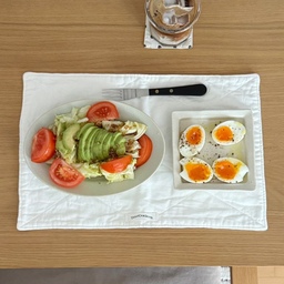 아침부터 부지런히 만들어 본 샐러드 + 천연위고비 (계란+올리브오일 + 후추)
샐러드 드레싱은 올리브오일에 발사믹 넣고, 다진 마늘, 소금, 알룰로스 조금씩 넣어서 만들기 〰 다진마늘 덕분에 안질리고 맛있게 먹을 수 있음 💨
커피도 잘 내려져서 월요일 아침부터 기분 쵝오 .. 🤍
#콘수프기록집 #오늘의우리집 #온더테이블 #천연위고비 #계란요리 #아보카도샐러드 #샐러드접시 #샐러드그릇 #예쁜그릇추천 #너븐재 #미노항코리아 #홈카페 #브레빌870 #간단레시피 #간단요리 
