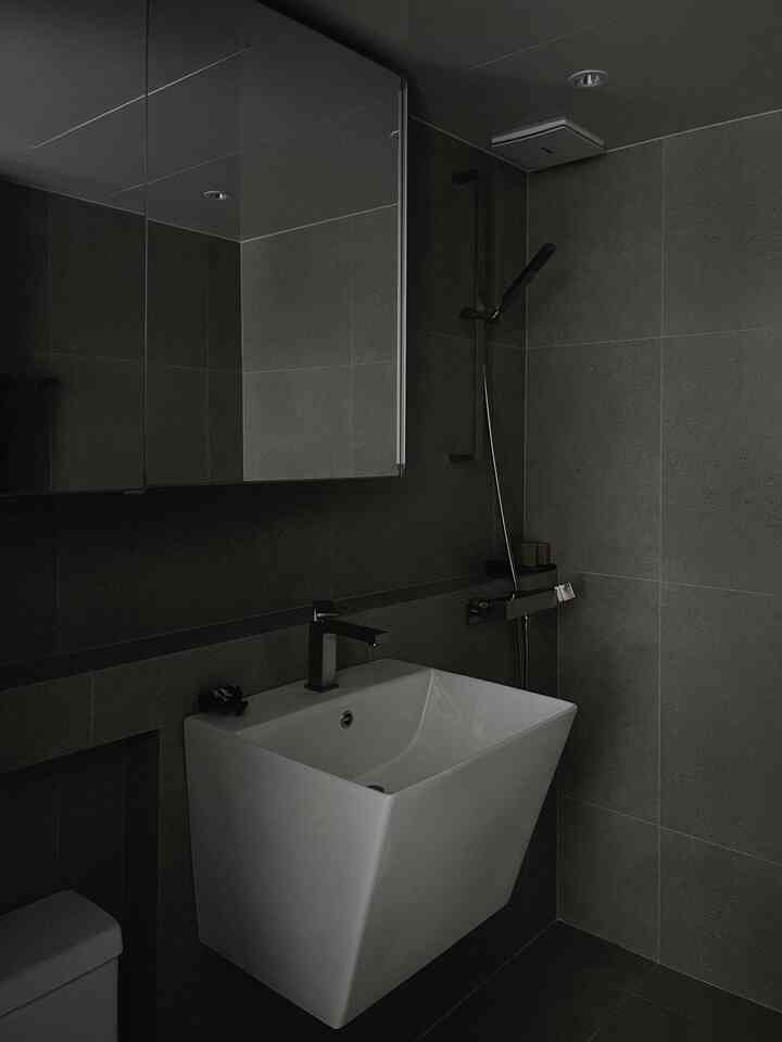 Bathroom;

バスルームは家の中で最も小さなスペースの一つですが、
一日を始めて仕上げる時間がとどまる空間でもあります。

全体的にグレートーンを中心に構成
落ち着いて整った雰囲気の作りに集中しました。

バスルームは物事が簡単に伸びて生活感が現れる空間なので
必要なものだけを残し、できるだけ簡潔に保ちたいと思います。

華やかな装飾ではなく、管理が楽な素材と
長く使っても飽きのこないデザインを選ぶ方です。