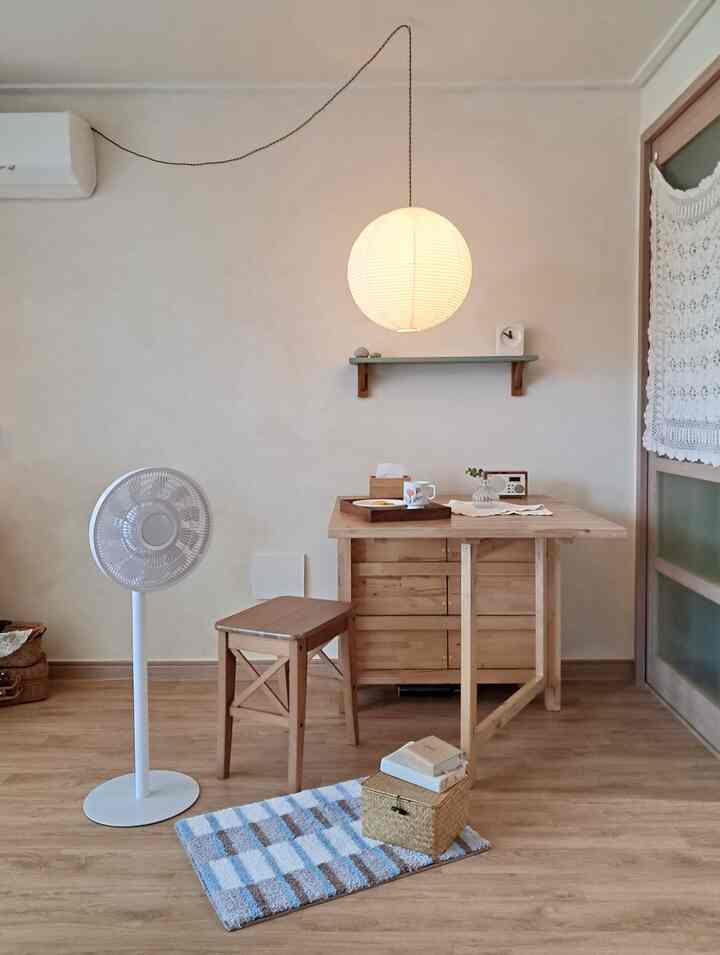 #오늘의우리집 #더위사냥템 #거실인테리어 #한지조명 #발매트 #라탄수납함 #선풍기 #서큘레이터 #식탁 #이케아식탁