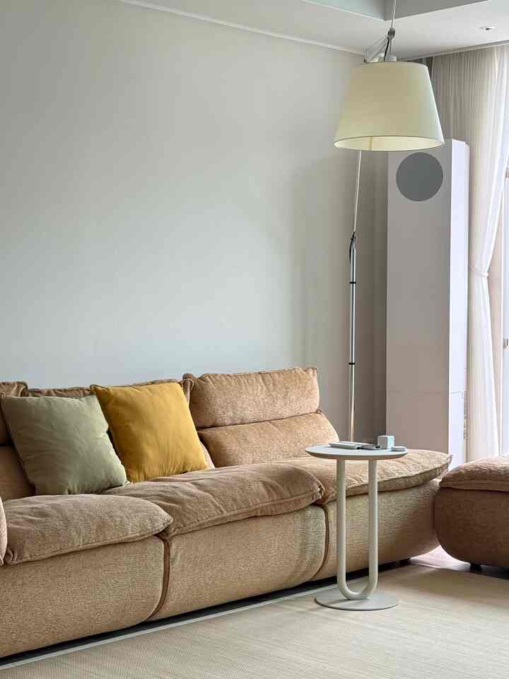 #최애가구 _1編🛋️

私たちのカップルがとても好きで大切な最愛家具の最初はフラットポイントのバンバーソファ（ファブリック）です！

フラットポイント聖水ショールームに行って一目惚れしたソファなのに、ショールームに入るとすぐにㄷ字に並んでいたバンバーソファジョイアオーカーの色が本当に本当にとてもきれいで、、🤎当初のソファに決めました✨

33坪のリビングルームに合わせてバンバー4openで購入し、モジュールの拡張性で別々にまた同様にライフスタイルの特性に合わせて自由に構成できる点が本当にいいです 👍🏻

快適で広くふわふわのクッション感が気に入って、ソファシートカバーを外すことができて洗濯までも可能です〰️  #플랫포인트 #플랫포인트소파 #벰버소파 #ftc24기 #오늘의우리집 #거실소파 #거실가구 #거실인테리어 