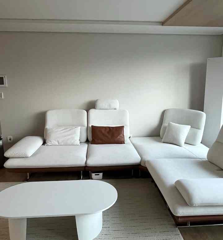 ！🛋️
コーナー型になっており、何人かが囲むにも寛大で  #거실소파 #소파추천 

