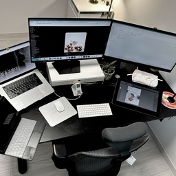 집에서 가장 바쁜 나의 일상 공간 🖥️
저는 프리랜서로 집에서 일을 해요.
방 3개 중 하나를 서재 겸 드레싱룸으로 쓰고 있는데,
한쪽은 업무 공간, 반대쪽은 화장대예요.
저희 집에서 유일하게 검정색 가구들이 가득한 공간이에요.
이사 올 때 짐이 너무 많아서 급하게 가구를 사다 보니,
기존에 있던 데스크에 맞춰 깔맞춤이 되어버렸어요 ㅋㅋ
아직 더 채워나가야 할 공간이지만,
하루 중 제가 가장 많은 시간을 보내는 곳이라 공유하고 싶었어요.
다들 서재를 예쁘고 시크하게 꾸미시던데,
저는 아직 너무 실용적인 공간 같아서
예쁜 오브제나 액자, 선반들로 조금씩 채워나가고 싶어요. 🖤
#일상로그 #서재인테리어 #홈오피스 #드레싱룸 #프리랜서라이프 #홈스타그램 #ftc25기