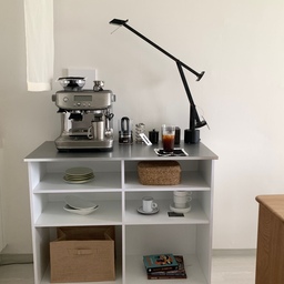 집에서 가장 좋아하는 공간이 된 홈카페 존 ☕️🤎
평소 커피를 좋아해서 홈카페 공간을 따로 만들어보고 싶었는데
오그레 홈바 테이블 덕분에 분위기가 훨씬 완성된 느낌이에요 ㅎㅎ
시크하고 모던한 디자인에 아일랜드 식탁 스타일이라 공간에 포인트가 되어주고, 오픈형 수납 구조라 자주 사용하는 머그컵이나 커피용품들을 보기 좋게 정리할 수 있어 실용적이더라고요!!
상판은 실버라 더 세련되어 보이고 사진을 찍어도 이쁘게 나오는데 스크래치도 잘 안나는 느낌이라 만족하면서 잘 쓰고 있어요 ! 
예쁜 디자인만큼 활용도도 좋아서 홈카페 공간을 꾸미고 싶었던 분들, 수납활용 좋은 이쁜 아일랜드 식탁 찾으신 분들에게 추천해요  ✨
#오그레 #오픈형식탁 #거실식탁 #주방식탁 #쇠테리어 #주방인테리어 #홈카페식탁 #다용도식탁 #홈카페인테리어 #홈카페존 #브레빌 #커피머신 #커피테이블 