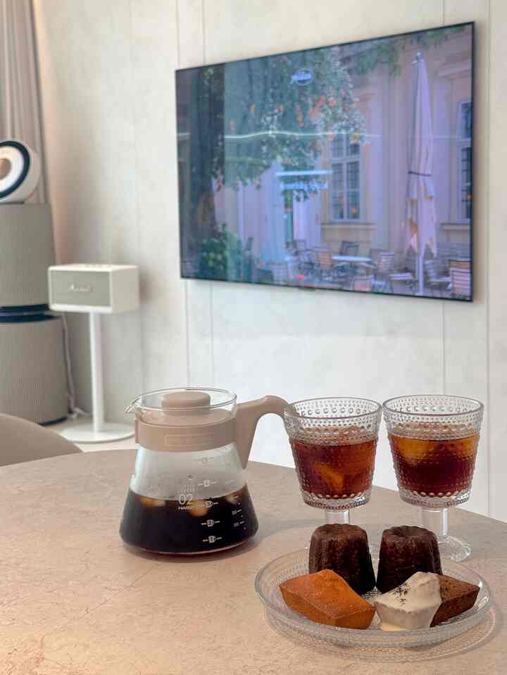 日常☕️🍰

私の小さな落ち着いたコーヒーは、一杯のコーヒーと一緒にデザートやサンドイッチを楽しむ時間です。
特に週末の朝、夫と向かい合って座ってコーヒーを飲みながら話を交わしてみると、いつもよりゆっくりと幸せな気分になります。
ここにBluetoothスピーカーで好きな音楽まで入れておけば、我が家だけの小さなホームカフェが完成～
遠くから出なくても自宅で十分に特別な時間を過ごせるのが本当にいいと思います。

✔️ #ハンドドリップ
ハンドドリップを下げたとき、最初は無条件にきれいなガラスサーバーだけが見つかりました。でも何度も悟ってから結局長く使うのが最高だと思いましたよ😅
ハリオサーバーは耐熱ガラスで丈夫で、mlスケールが表示されており、抽出量を確認するのも楽です。
しかも1～2人用、3～4人用などサイズが多様で使用人数に合わせて選べる点も満足です
実用性と利便性の両方を備えた製品なので、ハンドドリップを楽しむ方におすすめしたいです。

✔️ #こんにちは 
個人的に食器類は好みをたくさん乗る製品なのでプレゼントするのも、もらうのもあまり好きな方ではありません。
ところで、イ・ダラ・ガステ・ヘルミはプレゼントを受けたやいなや「きれい！」という言葉が出てきた製品です。
シンプルだがまったく退屈ではないデザインなので、フルーツ、デザート、サンドイッチなど、どんな食べ物を入れても本当にきれいに入れます。
おかげで食べる前から目でもう一度楽しむボウルです。
とても満足しており、使用中なので、より大きなサイズのクリアプレートも購入しようとカートに入れておきました。

✔️ #マーシャルスピーカー 
結婚してから最初に聞いた考えの一つが「家にスピーカー一つは必ず置きたい」でした。
テレビの基本音も悪くなかったけど、どこかいつも惜しいという感じがあったんですよね。
だから選択したマーシャルスタンモア2スピーカー！
ベースから好みに合わせて細かい調節が可能なので、映画やドラマを見るときはるかに鮮やかなサウンドを楽しめます。
もちろん音楽を鑑賞する時も満足度が高くて🎶
当時家の大きさに比べて負担にならないサイズで、デザインもすっきりしていてインテリアと自然に合う点が気に入りました。
カラーもブラック、ブラウン、ホワイト 様々に発売され、家のトーン＆マナーに合わせて選べる点もメリットです。
もちろん、オーディオに興味が多ければ、数百万ウォン台のはるかに良いスピーカーもいるでしょうが、私にはまだマーシャルしたら十分満足できる音質ですよ😊

ただ、クラシック感が主な趣味なら少し違う性向のスピーカーを探してみることもおすすめです
私は映画や歌、ポップソング中心で楽しむ方で満足して使っています。

＃日常＃今日の家＃FTC25＃ギャラリープレート＃ガステヘルミ＃ホームカフェ＃ホームコーヒー＃コーヒー＃ハンドドリップ＃ハリオドリッパー＃ハリオ＃ハリオサーバー＃スタンモア3＃スタンモア2＃マーシャル＃ブルートスピーカー＃スピーカー＃日常のログ＃リビング#ボウルセット