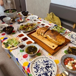 🍚 저희 부부는 퇴근 후 함께 먹는 저녁 시간이 하루 중 가장 큰 힐링입니다🤍
코로나 시기를 지나면서, 그리고 아픈 고양이를 돌보게 되면서 자연스럽게 외식보다 집밥을 먹는 시간이 많아졌어요
원래는 자취할 때부터 쓰던 7~8년 된 6인용 전기밥솥을 사용하고 있었는데요.
어느 날 갑자기 한정식집 돌솥밥이 너무 먹고 싶어졌습니다🤣
#일상로그 #집밥기록 #스타우브 #무쇠냄비 #집밥취미 #주방용품덕후 #취미부자 #부부일상 #집순이일상  #크리스텔 #스노우피크 #FTC25기