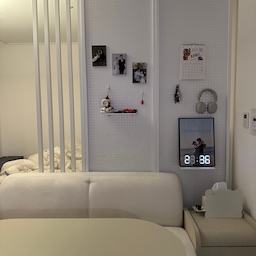 소파가 있는 휴식 공간과  침실 공간이 
물리적으로 차단되니 집이 훨씬 정돈된 느낌이에요
​
좁은 평수일수록 
#공간분리인테리어  가 중요하다는 말을 실감했답니다
침대에서 주방이 안보이고 
가전 빛도 차단되서 너무 좋아요
구매옵션은 마지막에 적혀있어요!
#36형 #36형인테리어 #36형행복주택 #36형거실 #신혼집인테리어 #신혼집꾸미기 
