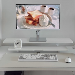 협찬 | 좁은 책상, 이렇게 해결했어요 🖥️✨
원래는 모니터암을 사용하고 있었는데
모니터를 교체하다가 기존에 쓰던 제품이 파손돼서
한동안 모니터 받침대를 사용했어요.
그런데 2단 선반 위에 받침대까지 더해지니까
모니터 높이가 너무 높아져
목도 불편하고 책상 공간도 훨씬 답답하게 느껴졌어요.
그래서 이번에 카멜마운트 MSS2 이지밸런스 모니터암으로 다시 바꿔봤는데요.
✔️ 성능 대비 저렴한 가격 5만원 대
✔️ 최대 40인치, 11kg 안정적 거치 가능
✔️ 상단 클램프 고정하는 방식
✔️ 이지밸런스 장력 게이지 기능이 있어서
처음 직접 설치해보는 저도 생각보다 어렵지 않았어요.
무엇보다 모니터 받침대가 없어지니까
좁은 책상도 훨씬 넓게 사용할 수 있고,
눈높이에 맞게 높이 조절까지 되니까
장시간 작업할 때도 훨씬 편하더라고요.
혹시 저처럼 책상 공간이 부족하거나
모니터 높이 때문에 불편함을 느끼고 계셨다면
모니터암부터 한번 바꿔보시는 것도 추천드려요.
#모니터암 #모니터암추천 #모니터암설치 #모니터암높이조절 #데스크테리어
#화이트데스크테리어 #서재방꾸미기 #서재인테리어 #컴퓨터방꾸미기 #컴퓨터방 #컴퓨터모니터 #모니터선반 #모니터받침 #콘수프기록집 #현명한소비
