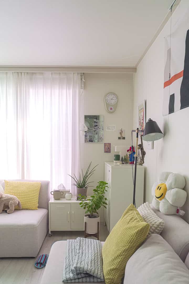 #거실인테리어 #거실소파 #모듈소파 #거실꾸미기 #깔끔한거실 #화이트인테리어 #웜톤인테리어 #신혼집인테리어  