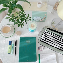 #콘수프기록집 #오늘의우리집
따뜻한 차 한잔과 함께
독서하고 필사노트 끄적끄적 💚
#리훈 #독서 #필사노트 #필사 #만년필 #형광펜 #문구 #문구덕후 #문구템 #문구용품 #문구추천 #문구수집 #홈카페 #홈카페인테리어 #홈카페꾸미기

