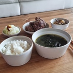 #오감리뷰 프로그램을통해제품을제공받아직접사용하고스타일링한후기입니다 

[소일베이커리 산도 라인 한 달 실사용 오감후기]
'흙을 굽는 사람' 이라는 의미에 걸맞게
독특한 질감을 갖고있는 그릇이에요
솔직히 그릇은 예쁜 것도 중요하지만 매일 쓸 때 편해야 한다고 생각해요.

[눈으로 먼저 맛보는 따뜻함]
인위적인 흰색이아닌 자연에서 온듯한
부드럽고 차분한 베이지,크림톤이 정말 고급스러워요
중간중간 박혀있는 검은문양들은 마치
쿠키를 연상시키는 디테일도 갖고있어요
어떤 음식을 담아도 돋보이게 만들어주지만
저는 특히 한식에 잘어울리는 것 같았습니다

[식사 시간을 채우는 단정한 소리]
그릇이 긁히는 소리에 민감한 편인데
소일베이커 그릇은 수저가 그릇에 닫는 소리가
날카롭게 느껴지지않아
식사시간 분위기가 한층 차분해지는 느낌이에요!

음식을 담으면 평범한 반찬도 요리처럼느껴지게만들어요
혼자먹을땐 특히나 귀찮아서 따로세팅없이 한그릇에 몰아넣어먹는편인데
간편하게 1인세트로 구성되어있어 정말 담기만해도
예쁜분위기를 만들어준답니다

감성 가득한 도자기 그릇이라 관리가 어렵지 않을까 걱정했는데.
식기세척기, 전자레인지 사용이 모두 가능 하다는게 최고 장점이에요!
바쁜아침,퇴근후 저녁시간 남은 음식을 그릇째 돌릴 수 있고
식사 후에는 식세기에 부담 없이 넣고 돌려도
뒤틀림이나 균열없이 튼튼합니다
(저희집은 식세기가없고 전자레인지를 새로 들여야하는 상황이라
참고사진을 올리지 못한게 너무 아쉬워요..)

나를위한 선물로도,집들이선물로도 후회없는 선택이 될 것 같아요!

#소일베이커 #소일베이커산도 #soilbaker #sando #webakedishes