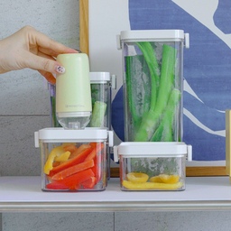 #콘수프기록집 #현명한소비 
더운 여름이 되니 찐 양배추 같은 반찬들이 금세 맛이 변하는 경우가 생기기 시작했어요. 특단의 조치를 찾던 와중에 만난 #진공밀폐용기 
✅ 포장기 버튼만 누르면 손쉽게 공기를 쫙~ 빨아들여요.
✅ 실리콘 이중 실링으로 완전 밀폐가 되어 식재료를 오랫동안 보관할 수 있어요!
✅ 진공을 풀 때는 상단에 실리콘 마개 부분을 손으로 살짝 당겨 만 주면 돼요. 
✅ 진공밀폐용기에 담은 쪽이 훨씬 싱싱해서 #여름철대파보관 에 딱!
#진공포장기 #모노테일 #반찬통 #반찬용기 #대파보관 
