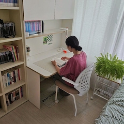 바퀴달린 의자가 편하긴한데
자꾸 움직이다 보니 공부하는 아이들의
집중력을 흐릴 때가 있잖아요~
그래서 전 공부의자는 불편해도 바퀴없는
의자를 사용하게 했거든요~
그런데 칸토의자는 바퀴달린 다리와 고정 다리가
앞뒤로 배치되어있어 앞으로 당기고 뒤로는 밀리지 않아
너무 편했어요~♡
이런 생각을 어찌하는지~ 그저 고마울따름입니다.
자유롭게 움직이는 팔걸이와 편안한 등받이도 굿굿!
화이트 인테리어어 잘 어울리는 모던하고 깔끔한 디자인도 맘에드네요:)
공부의자 찾고 계신 분들께 추천드려요!
제품정보 : 상도가구_칸토체어_베이지
후기출처 : @lulu0408_home
#상도가구 #의자 #사무용의자 #화이트의자 #화이트체어 #공부의자 #집중력의자 #집중력 #서울대의자 #데스크테리어 #서재 #서재인테리어 #서재꾸미기 