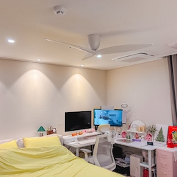 저희집은 작년에 거실에 실링팬을 설치한 뒤, 너무 만족스러워서 올해는 안방에도 실링팬을 설치했어요!
둘다 로슬러 제품인데 모델은 서로 다르답니다.
안방 실링팬은 더 고급스러운 느낌이라 더 좋은데, 
겨울에는 따뜻한 바람이 위로 올라가도록,
여름에는 차가운 바람이 아래로 내려가도록 공기순환을 해줘서
에어컨 안틀고 생활하기에도 딱 좋아요~
원래 LED 조명이 있던 자리에 조명을 떼고 설치했기 때문에 #다운라이트 시공을 했구요,
다운라이트는 2가지로 해서 가운데 4개는 밝고 넓은 확산형으로
끝쪽 5개 (한쪽은 문이 있어서 설치하지 않았어요)는 노란색으로  해서 벽쪽을 향하게 쏴주었습니다.
리모콘이 있어 회전방향, 세기도 조절할 수 있고 타이머 조절도 가능해요!
설치할 때 이렇게 중간에 균형이 맞는지 미리 봐주시더라구요~ 마지막 사진에서 확인이 가능해요!
#실링팬사용설명서 #실링팬 #실링팬인테리어 #실링팬추천 #실링팬시공 #실링팬설치 #실링팬조명 #안방실링팬 #실링펜인테리어 