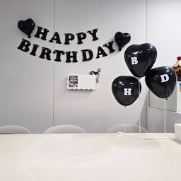 #콘수프기록집 #오늘의우리집
특별한 날에도 결국 가장 편한 공간은 우리집🤍
짝꿍 생일이라 작은 이벤트를 준비했어요!
사실 풍선 불다가 다 터뜨리는 바람에
서프라이즈도 실패하고 겨우 살아남은 풍선으로
완성한 생일 장식이지만!
오히려 더 기억에 남는 하루가 되었어요🙈
#홈파티 #집꾸미기 #화이트인테리어 #부부일상 #생일이벤트 #생일파티 #홈데코 #한샘식탁 #세라믹식탁 #호랑소랑 #스튜디오무드 #샤토에르 #냄비받침 #인테리어소품 #주방꾸미기 #주방인테리어 #주방스타일링 #철제수납장 #일상기록 #맞팔환영