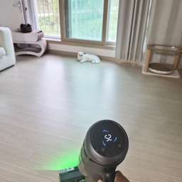 매일 청소를 해도 어디선가 계속 나오는 고양이 털
그래서 요즘은 무선청소기를 하루 한 번 꼭 돌리고 있어요. 눈에 보이지 않던 먼지와 털까지 깔끔하게 흡입돼서 청소 후 바닥이 정말 개운하더라고요. 특히 가볍고 사용하기 편해서 거실 청소도 부담 없이 하게 되는 것 같아요.
깔끔한 집을 유지하는 가장 좋은 방법은 어렵게 한 번 하는 청소보다, 쉽고 자주 하는 청소라는 걸 요즘 제대로 느끼고 있습니다🤍 집사 생활 필수템 인정!
#콘수프기록집 #인테리어노하우 #고양이집사 #집사일상 #무선청소기 #청소루틴 #거실인테리어 #집꾸미기 #홈스타일링 #깔끔한집 #오늘의집 #일상 #소통 #맞팔 #선팔 #맞팔환영 #선팔하면맞팔 #좋아요반사 #집스타그램 #인테리어그램 #데일리 #청소템 #반려묘 #고양이와함께 #육묘일상