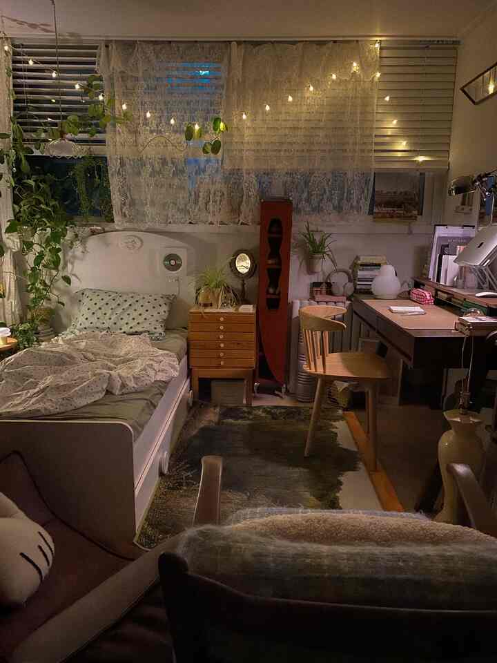 暗い場合は、見たいものにもっと集中するようになりました。 
静かな夜好きな方、
ヘッドマンにプレイリストを入れて横になればどれくらい楽になります:)


＃寝室のスタイリング＃今日の家＃スペシャルクリエイター＃今日の家のクリエイター 
＃寝室の装飾＃寝室のインテリア＃ラグのインテリア＃照明＃照明のインテリア＃ブラインド＃ビンテージ家具＃ビンテージチェア＃デスクのインテリア 