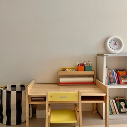미니집들이 두번째 소개 💛
그림 그리기와 책 읽기를 좋아하는 28개월 아기방🎨📚 
15개월 무렵부터 그림 그리기를 정말 좋아해서 
어떤 책상을 들일지 많이 고민했어요. 고민 끝에 선택한 야마토야 책상!
높이 조절이 가능해 18개월부터 유치원 시기까지 사용할 수 있다고 해요. 
오래오래 함께할 수 있는 첫 책상이라 더욱 만족스럽습니다. 🤍
#ftc26기  #웰컴미션 #미니집들이 #아기방 #아기책상 #아이방 