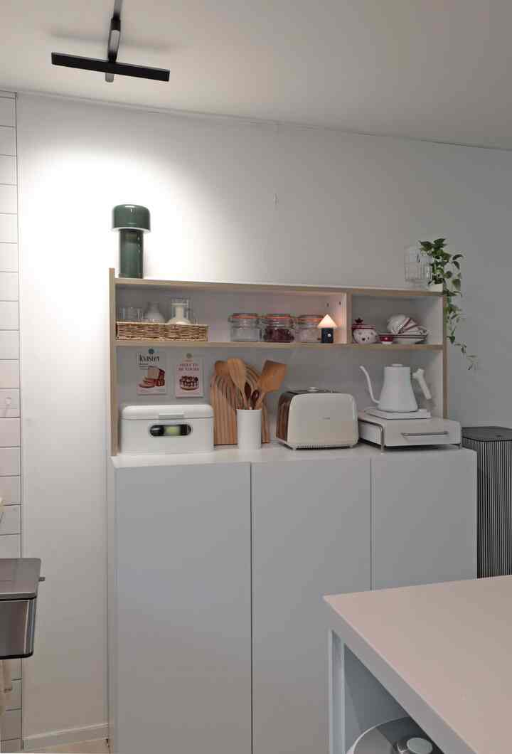 足りないキッチン収納のため
従来使用していた収納場の上にキッチンシェルフ上げて使用中ですが、
垂直空間を活用して収納力を高めることができます。
新しい空間を取らずに
きれいな整理と感性的なインテリアまで 
すべて満足しており、使用中です。

一見するとセット家具のように見えますが、
実際は上、下の他の家具ですが、
足りない収納が悩んだら 
使用中の家具の上に棚を追加してみるのも
良い選択肢になるのではないかと思います！ 😊




＃コンスープ記録集＃インテリアノウハウ＃キッチンインテリア＃キッチンシェルフ＃キッチン家具＃キッチン収納場 




