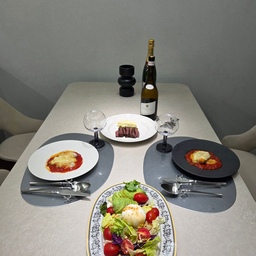🍷 소중한 사람과 함께하는 완벽한 디너
오늘은 주말을 맞이해 정성스럽게 저녁 식사를 준비해봤어요. 고급스러운 빌레로이앤보흐 매뉴팩처 락 접시에 메인 요리인 달콤한 꿀대구 요리와 입안에서 살살 녹는 스테이크, 신선한 샐러드를 예쁘게 담아냈더니 정말 근사한 홈 다이닝이 완성되었네요.
여기에 분위기를 더해줄 와인은 센느파리 잔에, 깔끔하고 모던한 느낌의 헤리터 테이블웨어로 세팅을 마무리했답니다. 정성 가득한 음식과 아름다운 플레이팅이 어우러져 더욱 특별하고 행복한 저녁 시간을 보냈어요.
#빌레로이앤보흐매뉴팩처락 #꿀대구 #스테이크 #샐러드 #센느파리 #헤리터테이블웨어 #홈다이닝 #플레이팅 #맛스타그램 #저녁메뉴 #신혼부부 