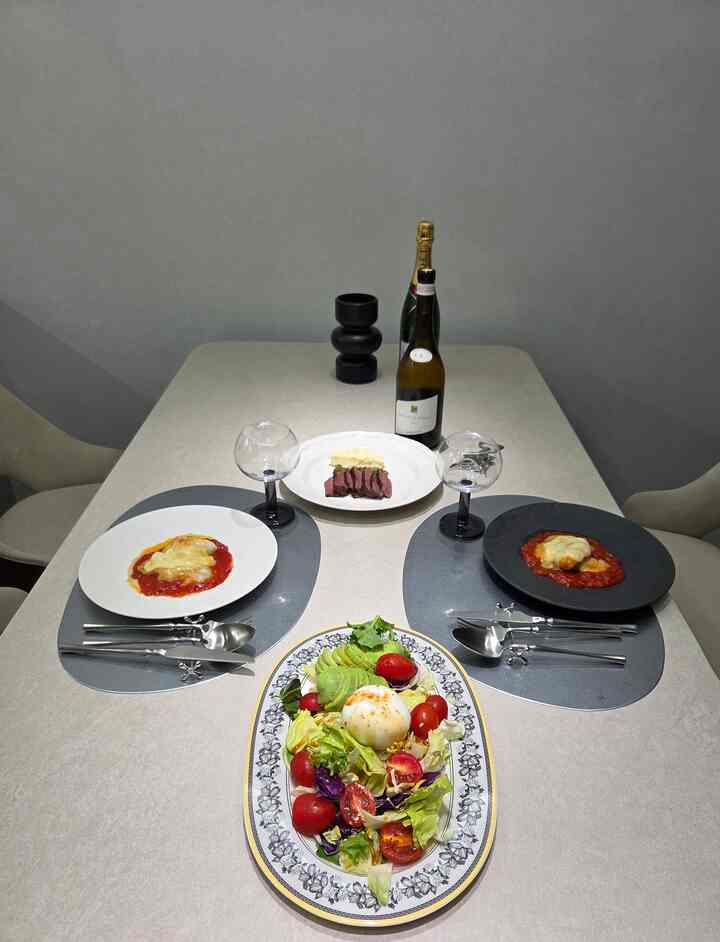 🍷大切な人と一緒に完璧なディナー

今日は週末を迎えて丁寧に夕食を準備してみました。豪華なビレロイアンボッハのマニュファクチャロックプレートにメイン料理である甘い蜂蜜大邱料理と口の中でサルサルと溶けるステーキ、新鮮なサラダをきれいに盛り込んだら本当に素敵なホームダイニングが完成しましたね。

ここに雰囲気を加えてくれるワインはセンヌパリのグラスに、すっきりとモダンな感じのヘリターテーブルウェアでセッティングを仕上げました。心のこもった食べ物と美しいプレーティングが調和し、さらに特別で幸せな夕方を過ごしました。

＃ビレロイ＆ボッハメニューパック落ちる＃蜂蜜大邱＃ステーキ＃サラダ＃センヌパリ＃ヘリテーターテーブルウェア 