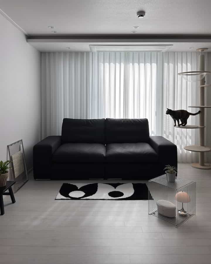 ＃製品提供| 200万ウォン台プレミアムソファおすすめ🛋️
ニャンニと執事も両方満足しており、使用中のグースソファです。
スクラッチに強い環境にやさしい機能性バイオシル素材を使用
伴侶のある家でも気軽に使えます。

幅、奥行き、素材、カラーはもちろん
座席席硬度まで細かくカスタマイズ可能で、
国内直営工場で製造
A/Sまで信じて預けることができ、より満足です。

ふわふわでソフトな座席感のおかげで
一日の疲れを落として
ゆったりとした休憩を楽しんでください。

生活汚染や汚れは
ウェットティッシュで軽く拭き取りやすく管理できます。

自然光が穏やかに浸透するリビングルームで
ふわふわのソファにもたれて楽しむ甘いリラクゼーション.. 🖤

＃クリオネ＃グースソファ＃レザーソファ＃プレミアムソファ＃3引用ソファ＃今日の家＃clione＃モジュールフレーム＃ポスター額縁＃フレームインテリア＃協賛＃ソファインテリア＃広告＃リビングスタイル＃モジュール棚＃鉄テリア＃猫の家＃猫＃キャットタワー