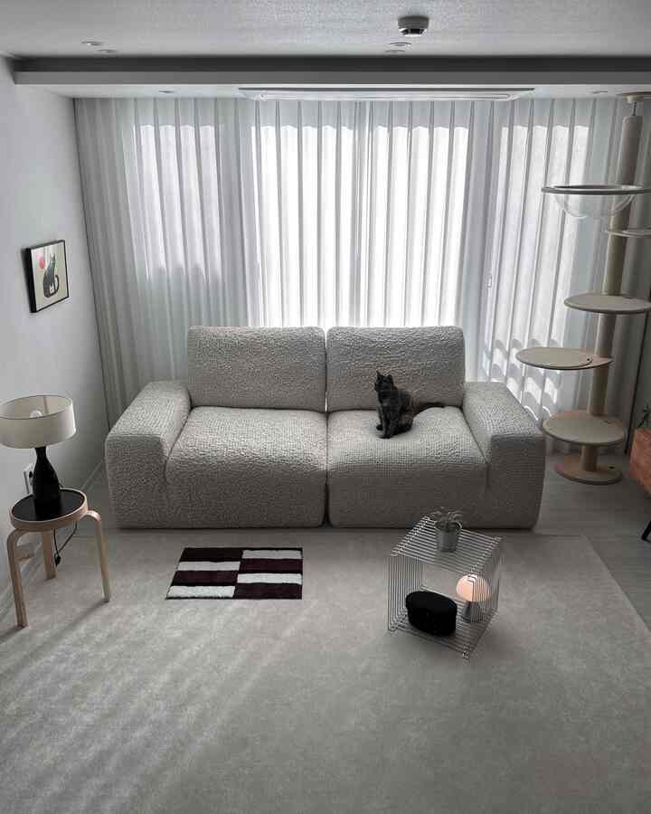 ＃製品提供|カバー一つで新しくなったソファ🛋️
ニャンと一緒にいる家です。
ソファスクラッチや汚染のためにいつも炉心超死でしたが、
ベベデコオルフィットカバーのおかげで心配シュート無くなりました！

弾力のあるリンクル生地へ
伸縮性が良く、様々なソファ型にもよく合い、
ピットもすっきりとつかまれてずっと整えられた感じです。

固定スティックとバンディングで
ジャングルなしで安定感よく使用でき、
洗濯機で洗濯可能なので管理も楽です。

あえてソファを新しく購入しなくても
カバーひとつで新しいソファに変身が可能だな
本当に新鮮な雨の蜂蜜です！

我が家のニャンも気に入ったのか
一日中ソファで蜜眠モードですね😴

#ベベデコ＃キャットタワー＃ディアキャット＃カーテン＃ペットテリア