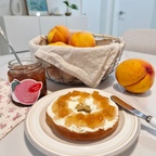 #여름방학일기
오늘은 아이의 방학 첫날이에요! 
방학이 시작되면 엄마의 손길도 덩달아 더 분주해지는 것 같아요. 돌아서면 밥, 또 돌아서면 밥, 중간중간 간식까지 챙기다 보면 하루가 금세 지나가지요.

복숭아를 좋아하는 아들을 위해 구운 베이글에 크림치즈를 듬뿍 바르고 복숭아잼까지 발라 주었어요. 하나를 뚝딱 해치우고, 복숭아도 3개나 먹은 뒤 기분 좋게 학원으로 갔답니다.