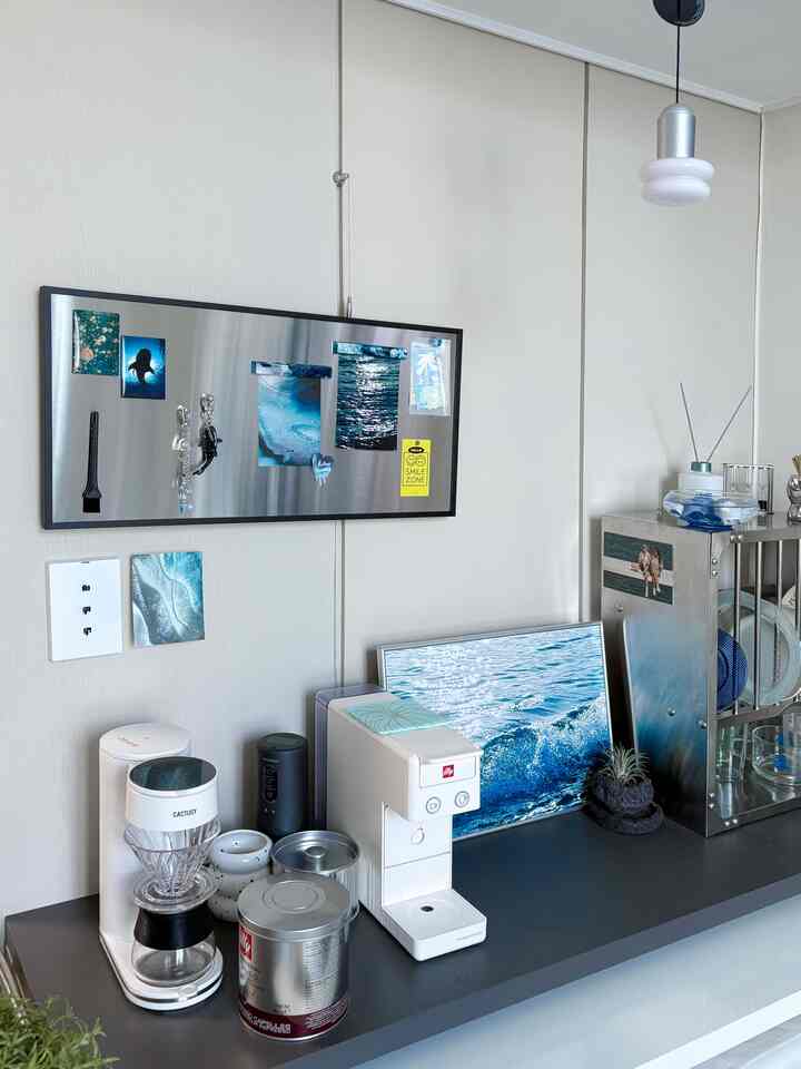 毎日使うコーヒーゾーンに私の好きな海を集めましたよ🌊
マグネットボドラの気分によって写真や小物を変えて貼るのも楽しいですよ☕️

＃コンスープ記録集＃コンスープ記録＃かわいいテム 
＃今日の家＃今日の家クリエイター 
＃家の装飾＃ホームスタイリング＃リビング＃インテリア＃ホームツアー
＃2階建てオフィステル＃2階建てのインテリア＃ワンルーム＃2階建て