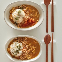 열전도율 높은 휘슬러 냄비에 토마토 닭가슴살 카레 해먹었어요
만들기도 쉽고 맛도 있어서 정말 추천해요 ✳︎
양파를 깔고 칼집 낸 토마토 + 닭가슴살 + 고형 카레 2조각 + 버터 1조각 물 한 컵을 넣고
중약불에서 20분 정도 끓인 뒤 토마토 껍질을 벗기고 닭가슴살만 찢어주면 완성 ⟡
동그란 밥에 카레 부어주고 파슬리 + 양파 후레이크 춉춉
매콤한거 좋아하시면 매운 고추가루 뿌려드시는거 추천해요.ᐟ
#오늘의우리집 #콘수푸기록 #콘수푸기록집  #집밥요리
#집밥기록 #집밥메뉴 #카레요리 #카레그릇  #휘슬러
#휘슬러냄비 #소통 #맞팔 #카레레시피  #현명한소비템
#집밥메뉴 #집밥플레이팅 #집밥레시피
